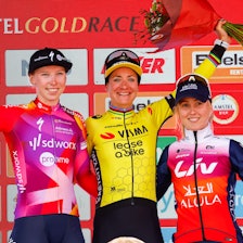 PÅ PODIET: Ingvild Gåskjenn med en av de største norske prestasjonene på kvinnesiden noensinne. Foto: Sprint Cycling/Liv-AlUla