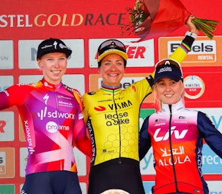 PÅ PODIET: Ingvild Gåskjenn med en av de største norske prestasjonene på kvinnesiden noensinne. Foto: Sprint Cycling/Liv-AlUla