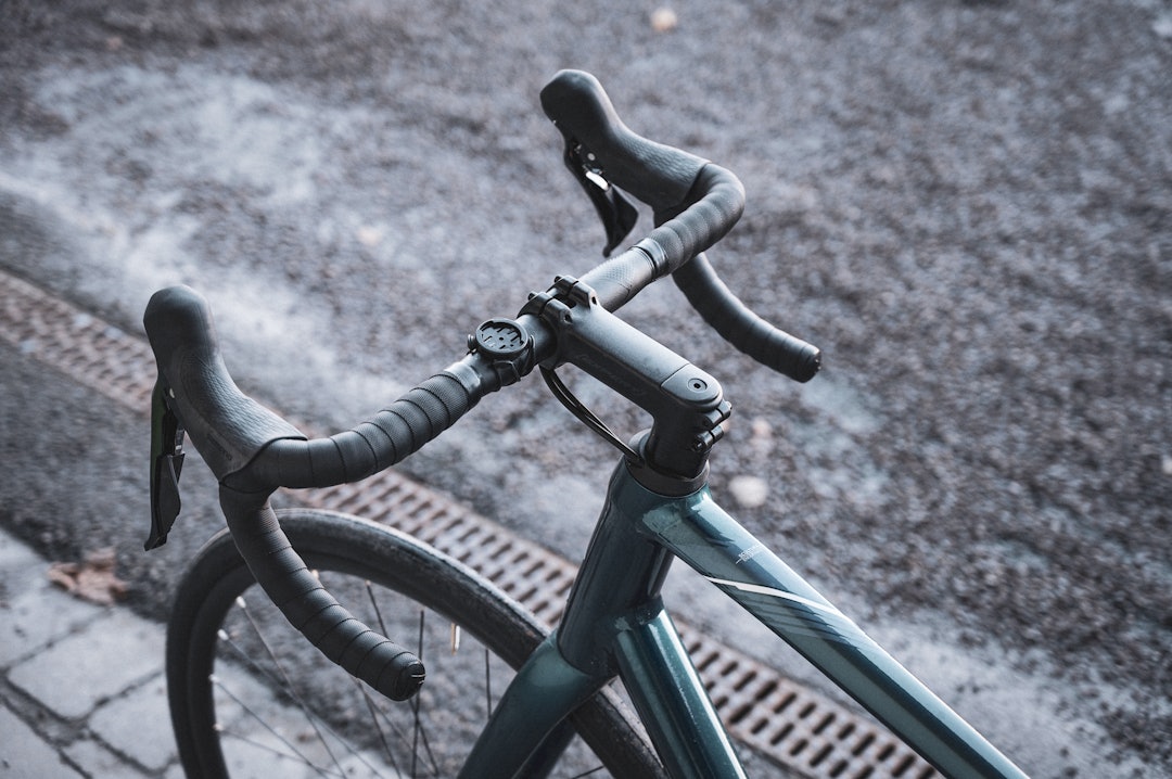 STORT: Sykkelen kunne hatt godt av et styre som er smalere og har en mer moderne fasong. Da får du bedre kontroll over sykkelen.