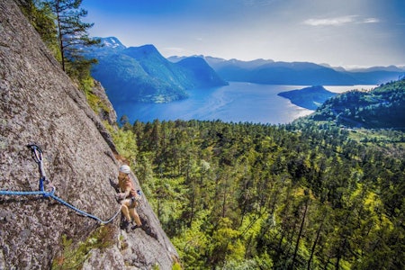 GREIE OMGIVELSER: Øystein Dahl på multipitch sportsklatring på Storesvaet i Aldalen på Nye Øvste. Foto: Stig Petter Driveklepp klatring med utsikt