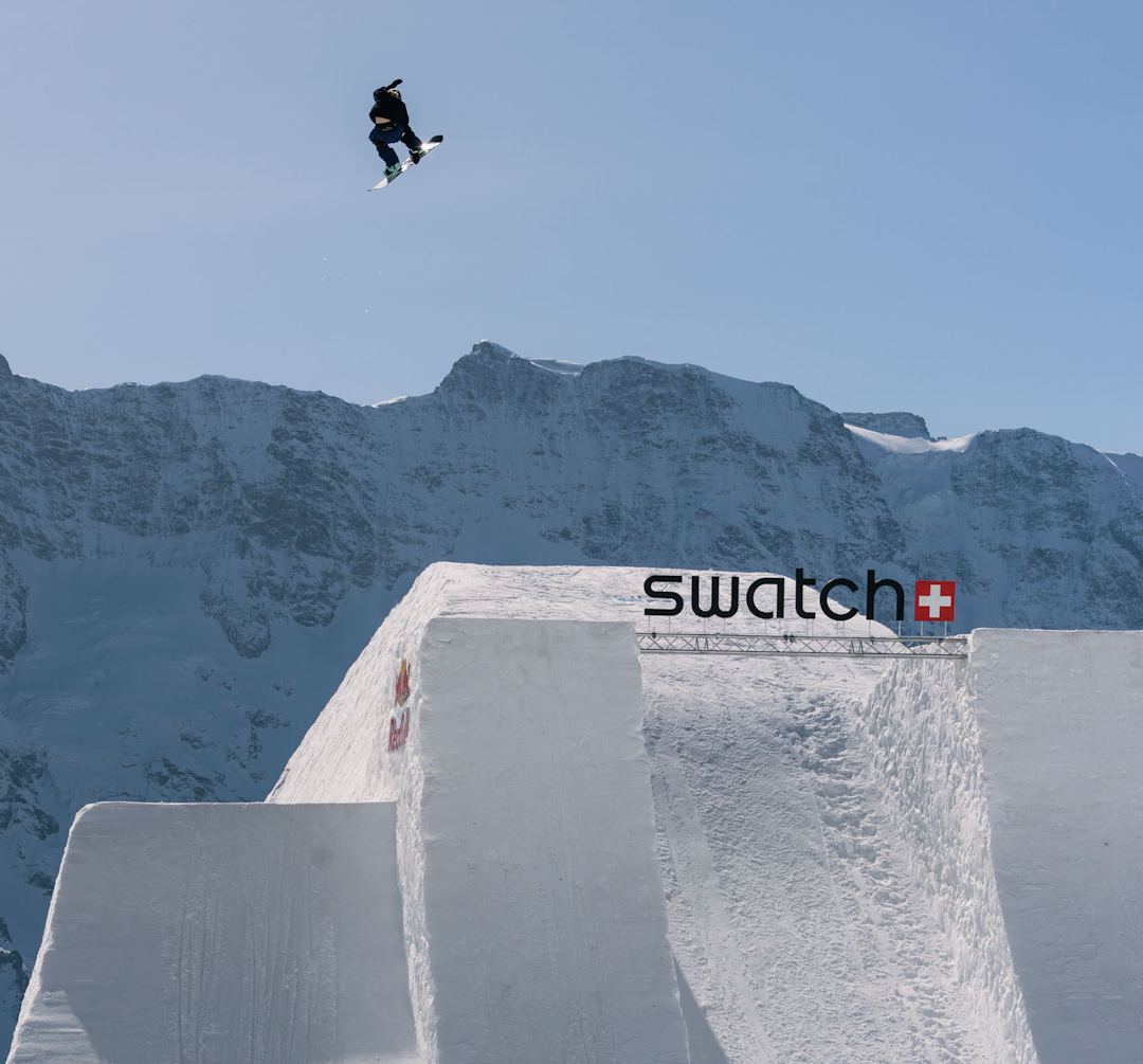 ENDA EN REKORD: Brooke D´Hondt i det hun setter ny verdensrekord for høyeste «hip air» blant kvinner. Foto: Klaus Polzer / Red Bull Content Pool Swatch Nines Brooke D´Hondt