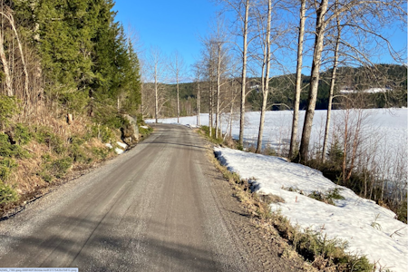 FULL RULLE: Vannene er fulle av is og terrenget fullt av snø, men på veiene er det klart for sykling. Foto: Morten Døviken. FULL RULLE: Vannene er fulle av is og terrenget fullt av snø, men på veiene er det klart for sykling. Foto: Morten Døviken.