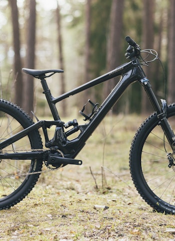 DUNDERBEIST: Det skal helst gå både fort og hardt for seg med denne sykkelen. Men blir det for mye Møllers tran med denne på sti? Foto: Kristoffer H. Kippernes. specialized turbo kenevo sl2