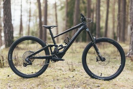 DUNDERBEIST: Det skal helst gå både fort og hardt for seg med denne sykkelen. Men blir det for mye Møllers tran med denne på sti? Foto: Kristoffer H. Kippernes. specialized turbo kenevo sl2