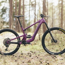 MOTOR, SA DU? Spør deg selv; for noen år siden, ville du sett at denne sykkelen var motorisert? Santa Cruz Heckler SL er en av de slankeste elsyklene på markedet. Foto: Kristoffer H. Kippernes. santa cruz heckler sl test elsykkel