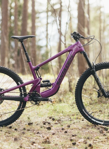 MOTOR, SA DU? Spør deg selv; for noen år siden, ville du sett at denne sykkelen var motorisert? Santa Cruz Heckler SL er en av de slankeste elsyklene på markedet. Foto: Kristoffer H. Kippernes. santa cruz heckler sl test elsykkel