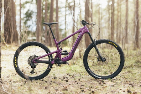 MOTOR, SA DU? Spør deg selv; for noen år siden, ville du sett at denne sykkelen var motorisert? Santa Cruz Heckler SL er en av de slankeste elsyklene på markedet. Foto: Kristoffer H. Kippernes. santa cruz heckler sl test elsykkel