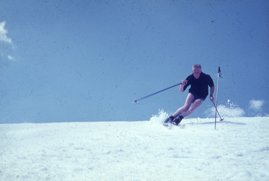 I GAMLEDAGER: Onkelen til Terje Halstensgård, Ole Halstensgård og hans venner var mye på ski i Prestholtskardet på slutten av 60- og begynnelsen av 70-årene. Her her han på Prestholtskardet en gang rundt 1970. Bilde: Privat