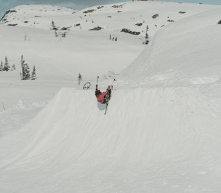 SITSKI: I 2010 pådro Torgeir Berre seg en brutal ryggmargskade på snowboard i New Zealand. Her har vi ham tilbake på snøen og quarterpipen på Høgevarde. Foto: Even Brekke
