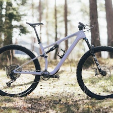 STIJAGER: Epic 8 Evo er en fulldemper med en fot i rittsykkel-kategorien, og én fot i stisykkelkategorien. Det kan være oppskriften på en bra sykkel for mange stisyklister. Foto: Kristoffer H. Kippernes specialízed epic evo comp test