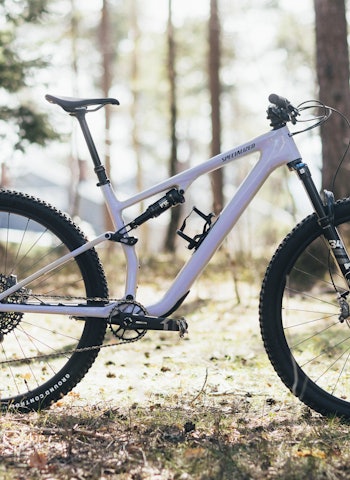 STIJAGER: Epic 8 Evo er en fulldemper med en fot i rittsykkel-kategorien, og én fot i stisykkelkategorien. Det kan være oppskriften på en bra sykkel for mange stisyklister.  Foto: Kristoffer H. Kippernes specialízed epic evo comp test