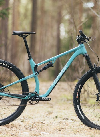 RASK OG RIMELIG: Merida sin One Twenty trives godt når du gjør litt innsats med å få trøkk i pedalene. Foto: Kristoffer H. Kippernes. merida one twenty stisykkel