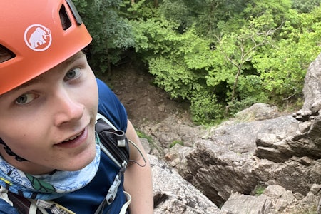FØRST PÅ KILER OG FØRST OPP DENNE RUTA: En litt nervøs Lavrans Ørum under debuten på egne sikringer. Foto: Lavrans Ørum klatrer selfie