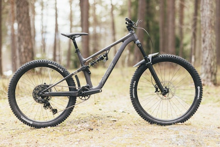 DUNDERBEIST: Den litt ekstra oppjazza versjonen av Merida One-Sixty er laget for skikkelig herjing i skogen. Foto: Kristoffer H. Kippernes. merida one sixty fr test