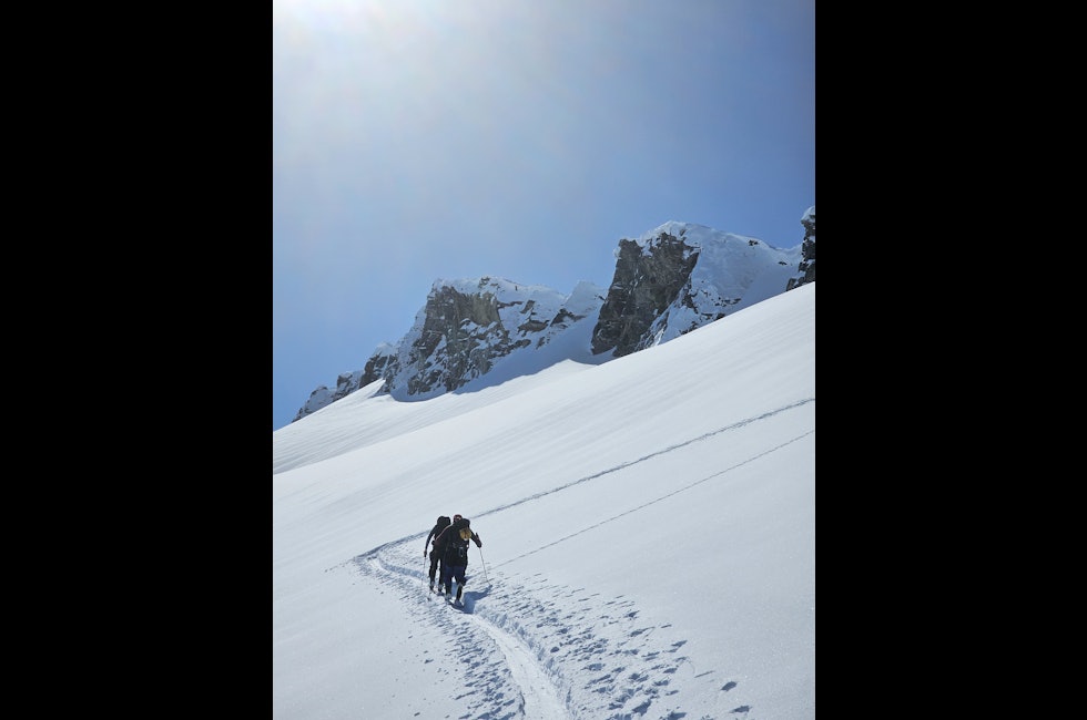 folk på ski i fjellet