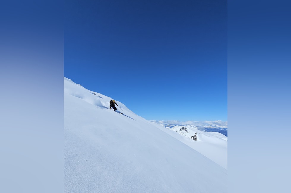 mann som kjører ski