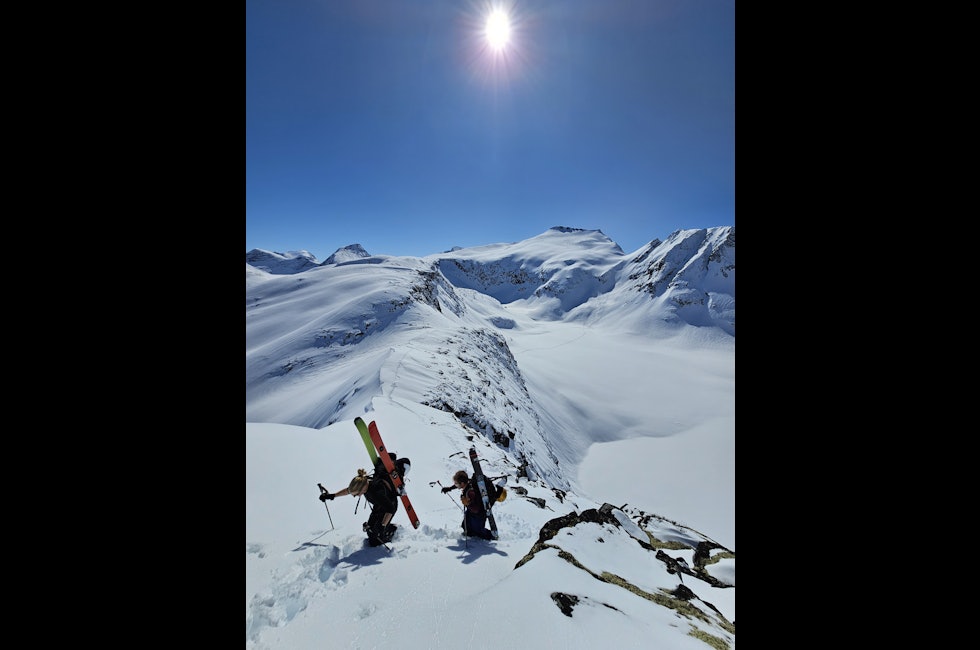 skifolk med ski på sekken