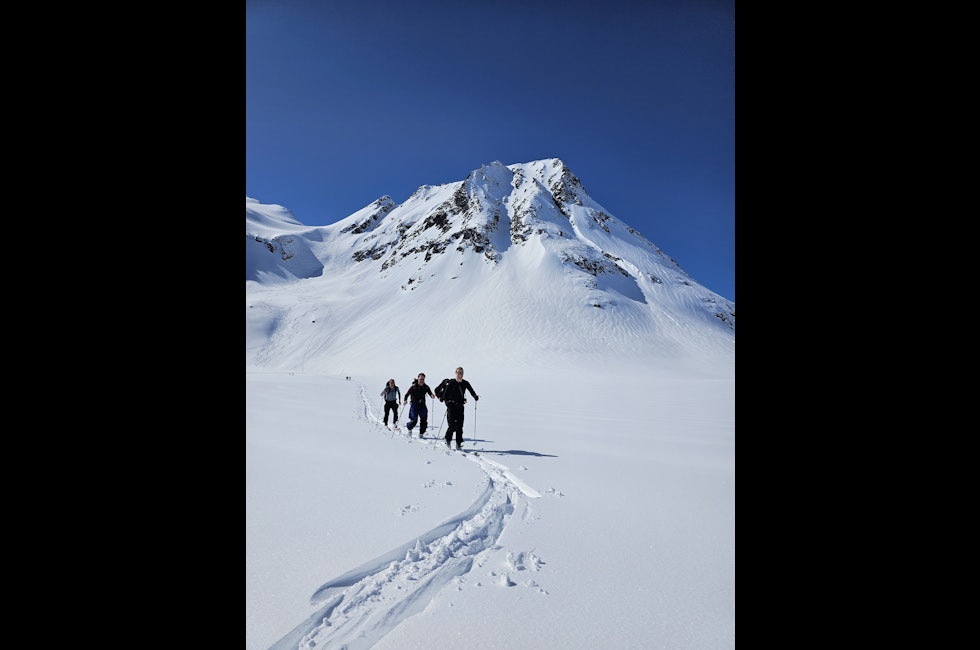skigåere under fjell
