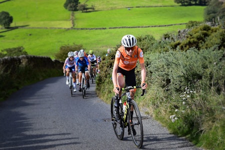 STIKKER AV: Annemiek van Vleuten går solo under VM-rittet i Harrogate. Foto: Cor Vos.