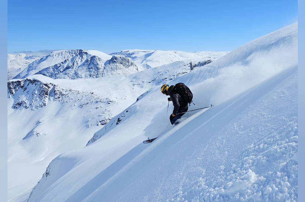 mann som kjører ski