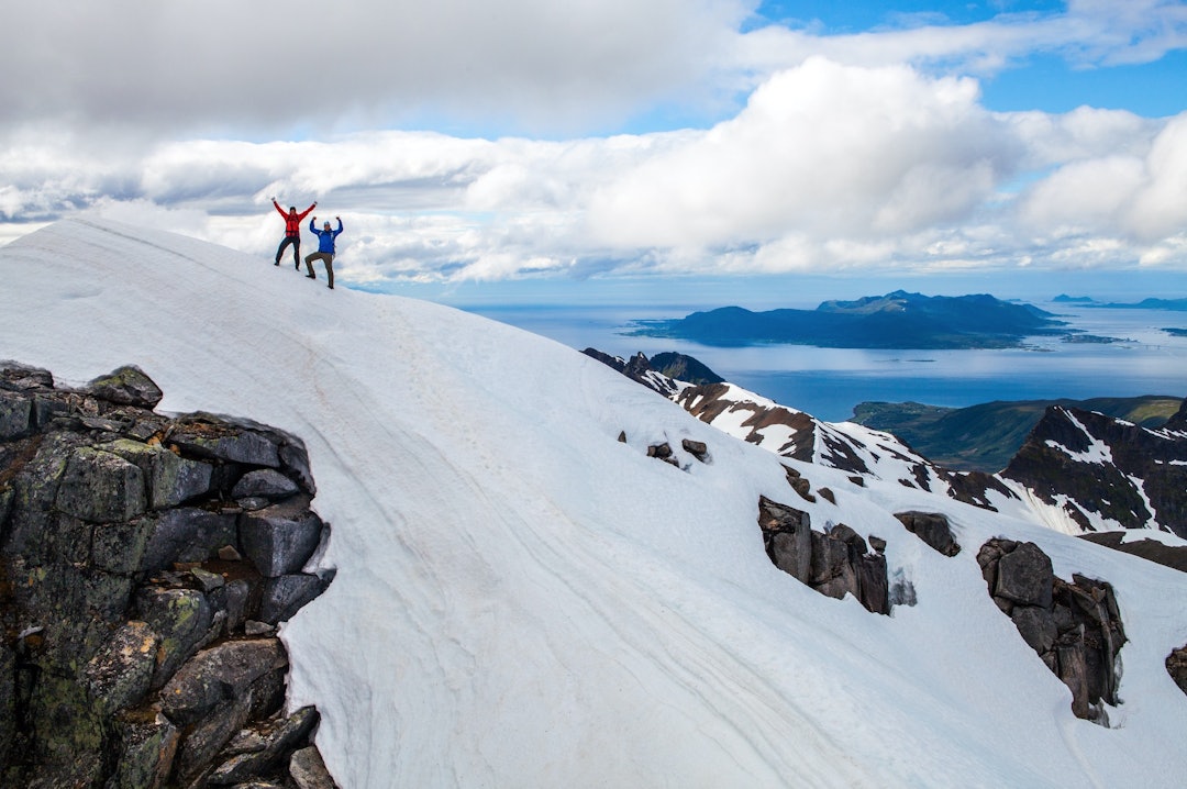 FRYD OG JUBEL: Møysalen rager over omgivelsene og utsikten er deretter. Like før toppen må en liten bre forseres. Det er normalt en uproblematisk affære. Lars Peter Myklebust FRYD OG JUBEL: Møysalen rager over omgivelsene og utsikten er deretter. Like før toppen må en liten bre forseres. Det er normalt en uproblematisk affære. Lars Peter Myklebust