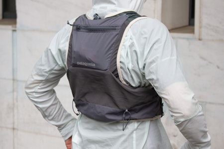 RYGGDEKNING: Store, romslige lommer, i tilfelle det trengs. Foto: Henrik Alpers patagonia slope trail runner vest 2024