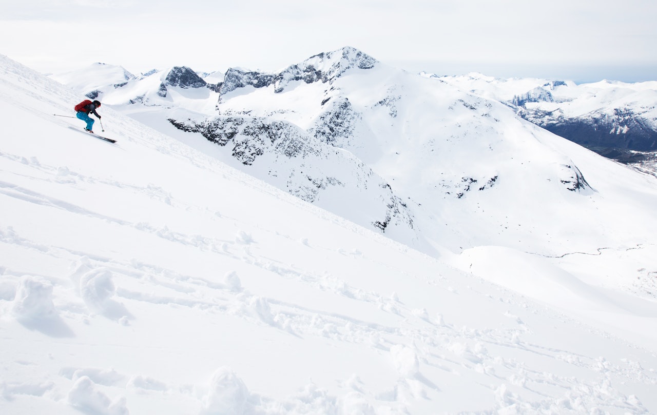SOLA STYRER: Snøoverflaten endres i takt med solens bevegelser på himmelen -og det må tas med i turplanleggingen. Arkivfoto: Tore Meirik skikjører i fjellet