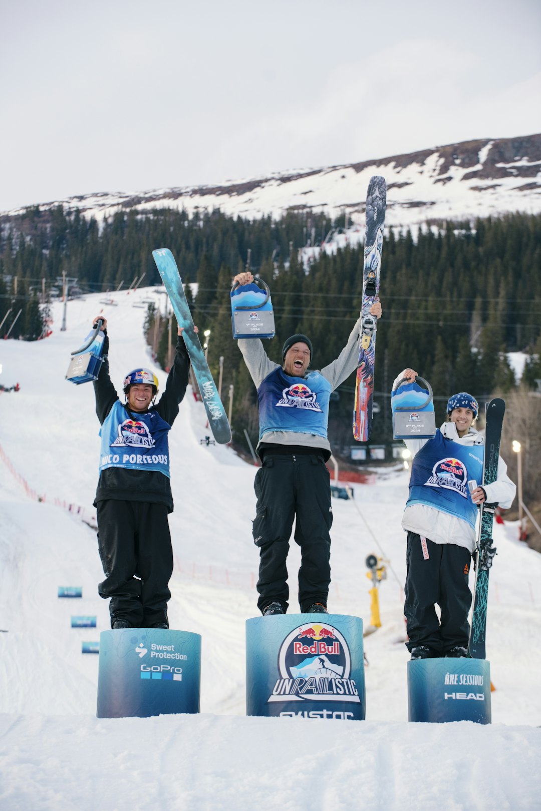 PALLEN: Matěj Švancer, Andreas Håtveit og Jesper Tjäder. Foto: Adam Klingeteg / Red Bull Content Pool Matěj Švancer, Andreas Håtveit og Jesper Tjäder