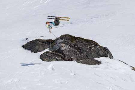 SKYHØYT NIVÅ, NESTEN SKYFRI HIMMEL: Vetle Gangeskar midt i en backflip under årets Røldal Freeride Challenge. Foto: Espen Mills / Norway Freeride Vetle Gangeskar RFC 2024