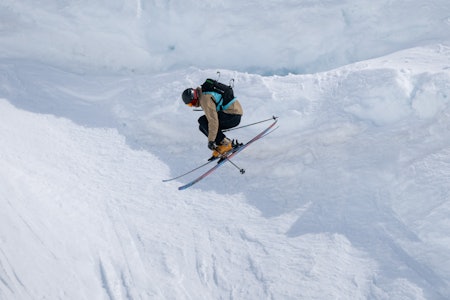 FAVORITT: En svær 360 bidro til seier for Tobias Bjønnes i ski herrer 2024, og kraftkaren fra Sauda må nok innfinne seg med å være blant favorittene i år også. Foto: Espen Mills / Røldal Freeride Tobias Bjønnes RFC 2024