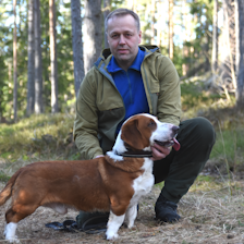 DREVER: Roy Ørpen skaffet seg sin første drever på starten av 90-tallet og siden har det gått i drevere. Han har fått frem flere gode hunder, og sist ut er hannhunden Svartpyttens Ask som vant NM for småhunder i 2023.