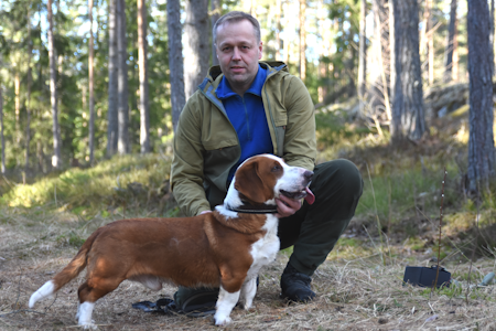 DREVER: Roy Ørpen skaffet seg sin første drever på starten av 90-tallet og siden har det gått i drevere. Han har fått frem flere gode hunder, og sist ut er hannhunden Svartpyttens Ask som vant NM for småhunder i 2023.