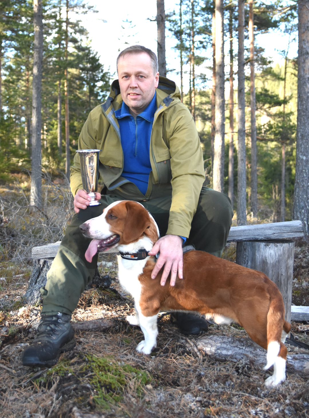 KONGEPOKAL: Det var tett i toppen blant mange gode hunder hunder NM Småhund 2023, men det var Svartpyttens Ask og Roy Ørpen som hadde marginene på sin side. Med seieren ble det også kongepokal til den gode hunden.