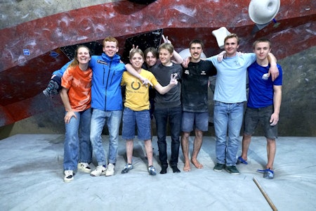 Tina J. Hafsaas , Per Ravlo-Caspersen, Sverre Blixt, Alfred Kirkebø, Trym Landmark, Thilo Schröter, Kristoffer Klev og Teodor Kirkebø under Norgescup på Klatreverket Bryn  Foto: Kolsås Klatreklubb Åtte personer står foran innendørs buldrevegg og kikker inn i kameraet. De holder rundt hverandre og smiler