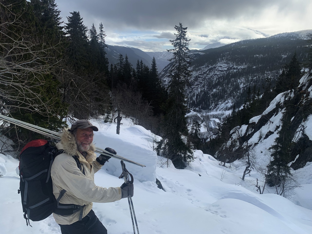 MED: Tor Nicolaysen kom inn som kjentmann på vei ned mot Vemork. Foto: Privat tor nicolaysen