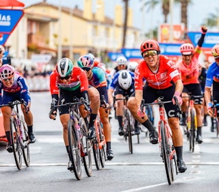 LA VUELTA: Alison Jackson spurter inn til seier på den 2. etappen av La Vuelta Femenina mandag. Rittet følger du på TV hele denne uka. Foto: Cor Vos