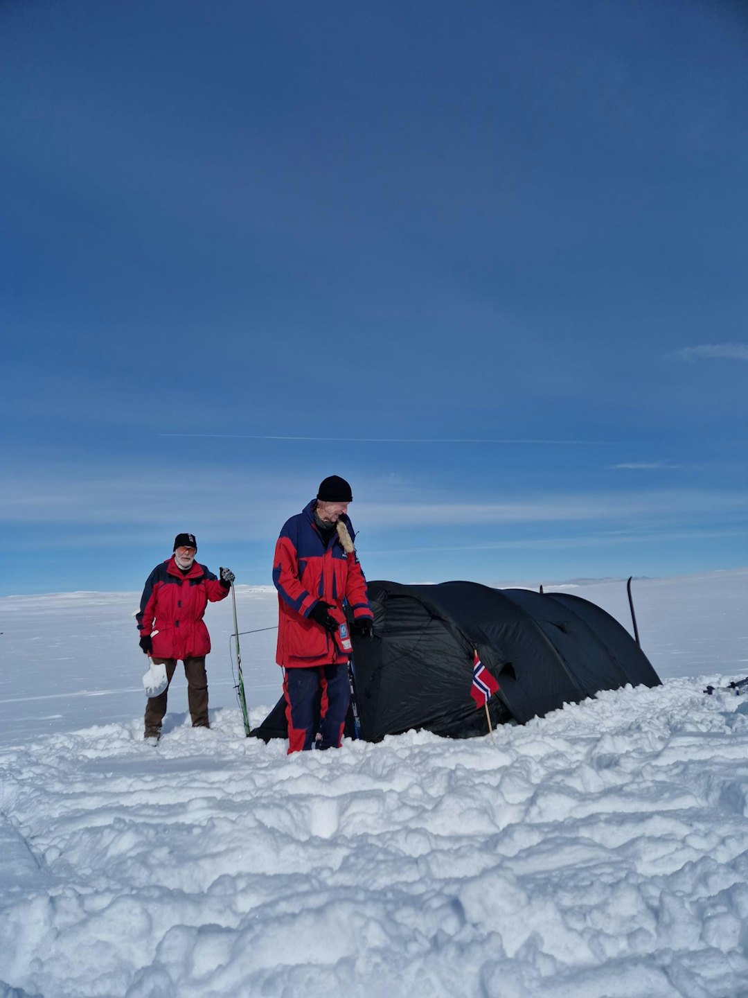 Oddmund og Ralph foran teltet på Hardangervidda oddmund og ralph høibak