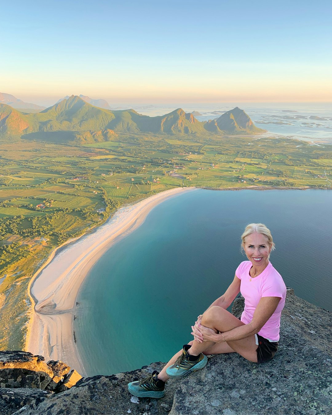 BAKKEKONTAKT: Hege Forfot jobber på fly, men griper sjansen til en fjelltur når hun lander. Her fra Mjeldberget i Steigen. Foto: Privat mjeldbjerget