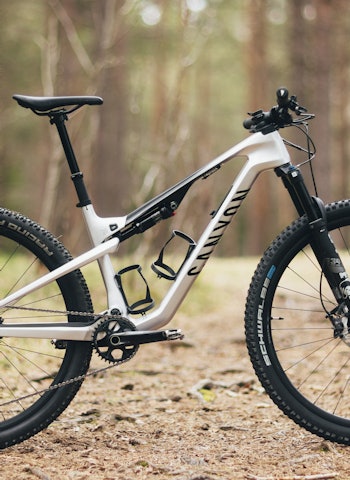 KVIKKAS: Canyon Lux Trail CF8 er en skikkelig kvikk fulldemper. Men hva slags kategori faller den i? Foto: Kristoffer H. Kippernes. canyon lux trail CF 8