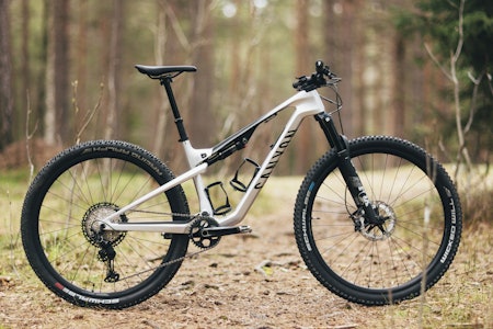 KVIKKAS: Canyon Lux Trail CF8 er en skikkelig kvikk fulldemper. Men hva slags kategori faller den i? Foto: Kristoffer H. Kippernes. canyon lux trail CF 8