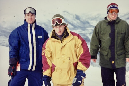 THE 90s: Thomas, George og David tidsriktig antrukket på toppen Lille Matterhon april 1998. Foto: Kenneth Erlandsen THE 90s: Thomas, George og David tidsriktig antrukket på toppen Lille Matterhon april 1998. Foto: Kenneth Erlandsen