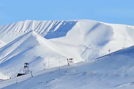 NORD: Nedover i Longyearbyen på Svalbard blir verdens nordligste skianlegg. Foto: Vidar Aksnes