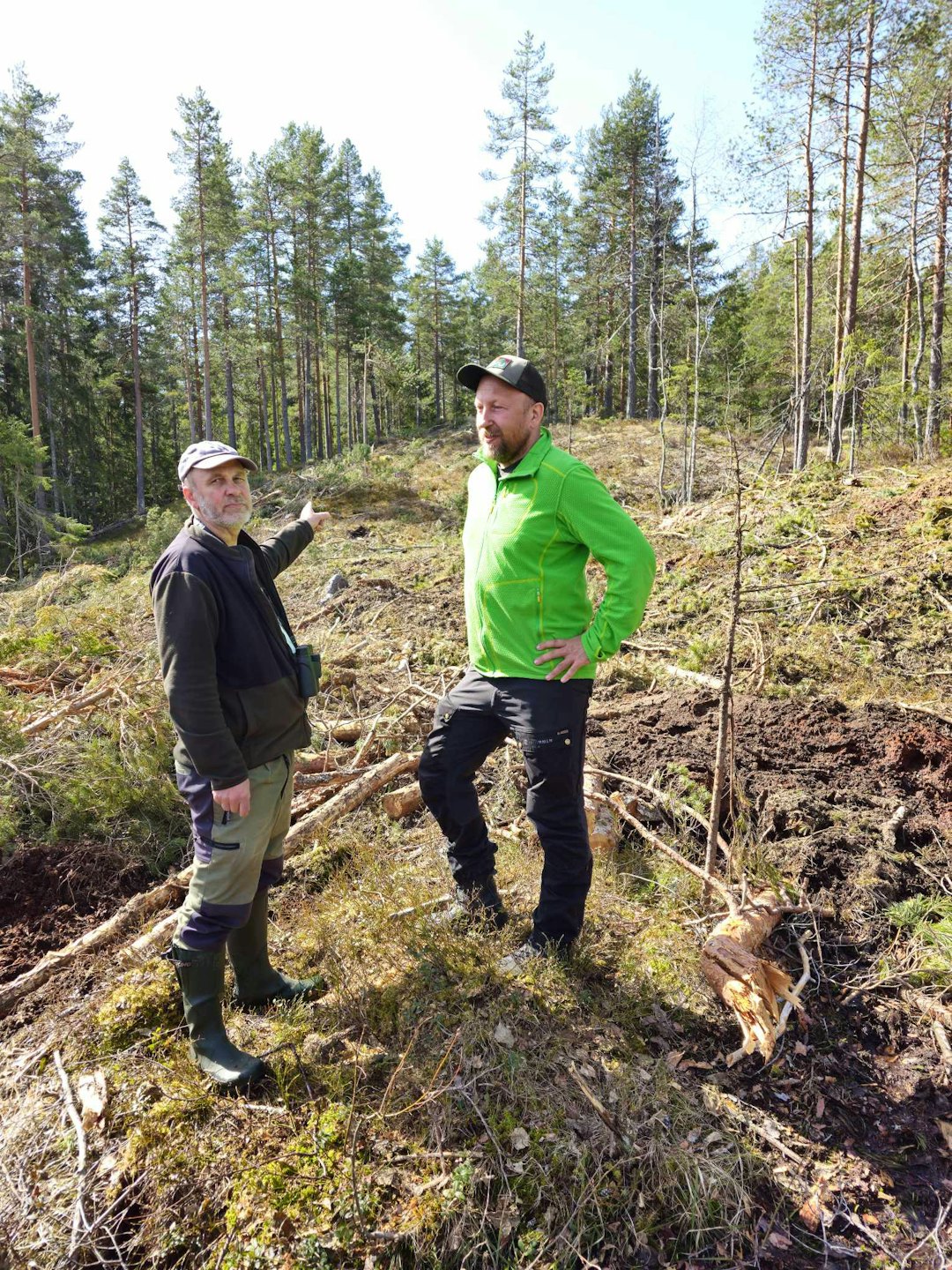 VÅRTEGN: Undertegnede sammen med Erik Nesthorne (t.h) fra Glommen Skog. På haugen i bakgrunnen. har tiuren spilt i våres. Foto: Thor Erik Jelstad tom schandy og erik nesthorne