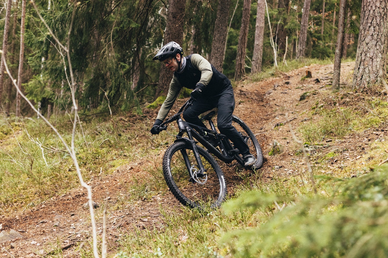 FART OG MORO: En god sykkel gjør at du kan herje og leke i sti og mark. Verdens beste aktivitet, spør du oss. Foto: Robert Robertsen endurosykkel test i oslomarka