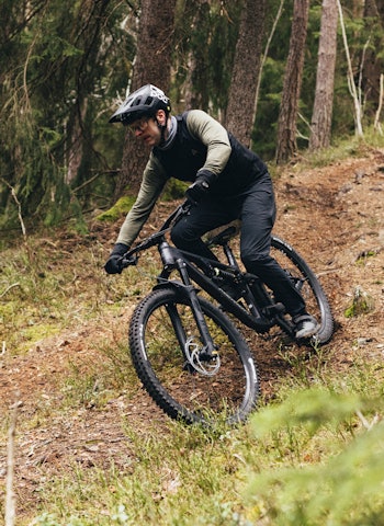NED, NED, NED: Endurosyklene kjennetegnes ved at de har mye vandring og solide komponenter, og dermed egner seg best i lange utforkjøringer. Foto: Robert Robertsen. endurosykkel test i oslomarka