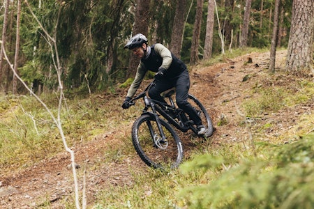 NED, NED, NED: Endurosyklene kjennetegnes ved at de har mye vandring og solide komponenter, og dermed egner seg best i lange utforkjøringer. Foto: Robert Robertsen. endurosykkel test i oslomarka
