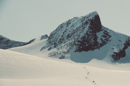 SNØFORHOLD: Fortsatt ukjørte skispor å finne i Jotunheimen. Foto: Eivind Eidslott. Jotunheimen, Leirbreen