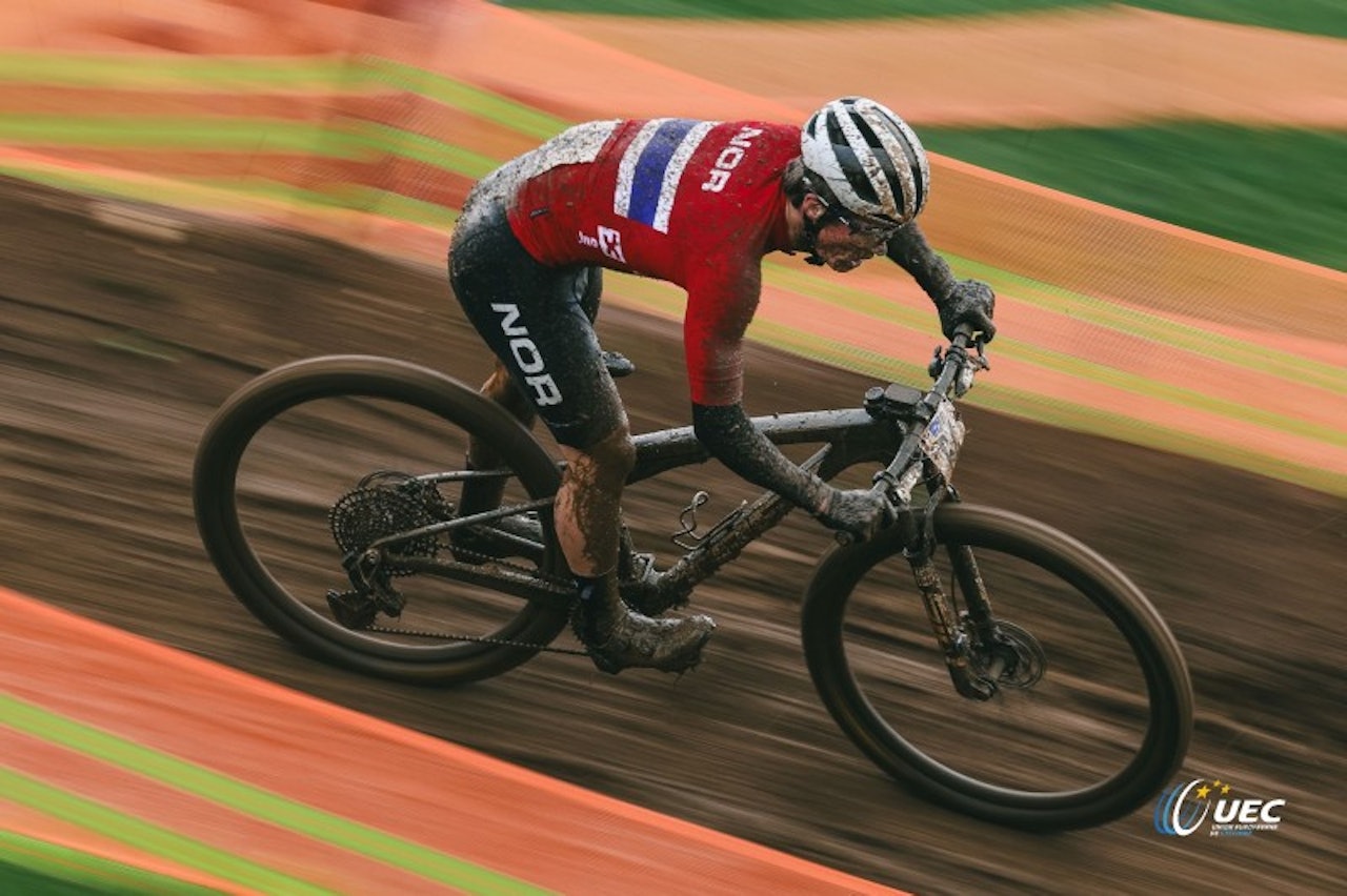 GJØRMEBAD: De norske syklistene fikk ekstremt krevende forhold under kortbanerittet i EM i Romania. Foto: UEC. resultater short track em romania