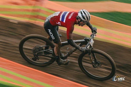 GJØRMEBAD: De norske syklistene fikk ekstremt krevende forhold under kortbanerittet i EM i Romania. Foto: UEC. resultater short track em romania