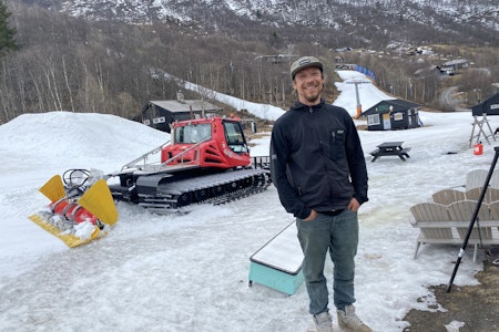 ENTUSIAST: Jørgen Heje er driftssjef i Solheisen. Foto: Tore Meirik mann foran skisenter og tråkkemaskin